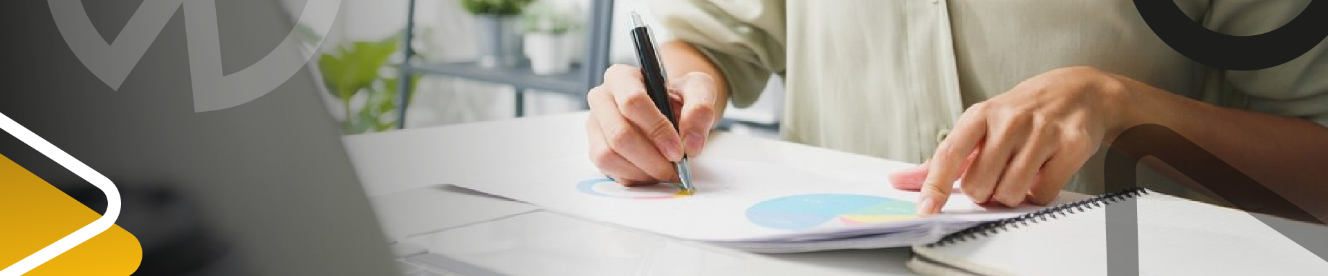 Auxiliar administrativo en formación analiza información y documentos para apoyar procesos organizacionales