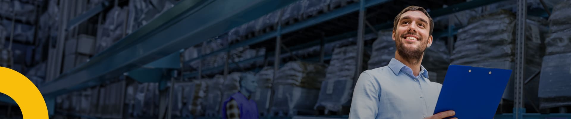 Un ingeniero implementando sistemas de gestión de calidad, seguridad y salud en su empresa.