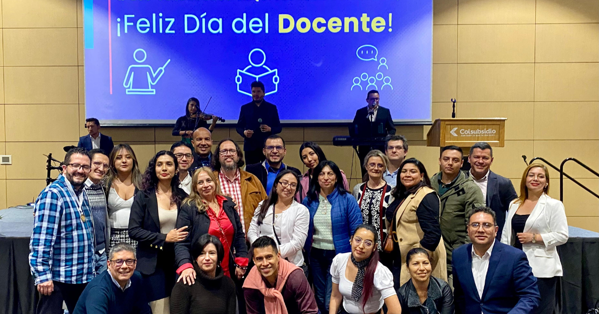 Grupo de profesores de la CET Colsubsidio en la celebración del Día del Docente. 