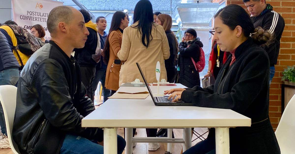 Egresado de CET recibe asesoría en la primera Feria de Empleabilidad. 