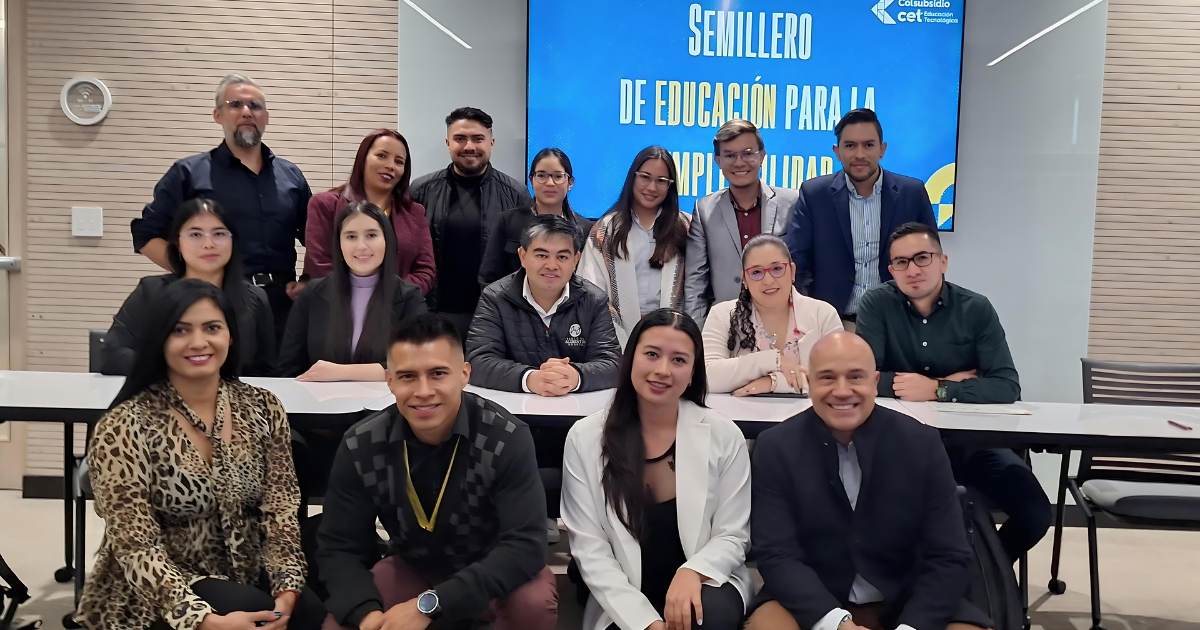 Grupo de estudiantes, empresarios y docentes de CET. 