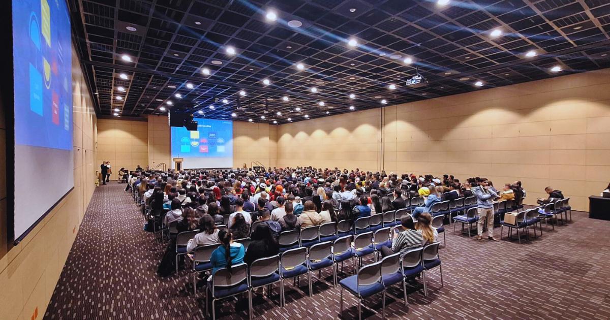 Más de 400 nuevos estudiantes de CET participan en la jornada de inducción académica en El Cubo de Colsubsidio.