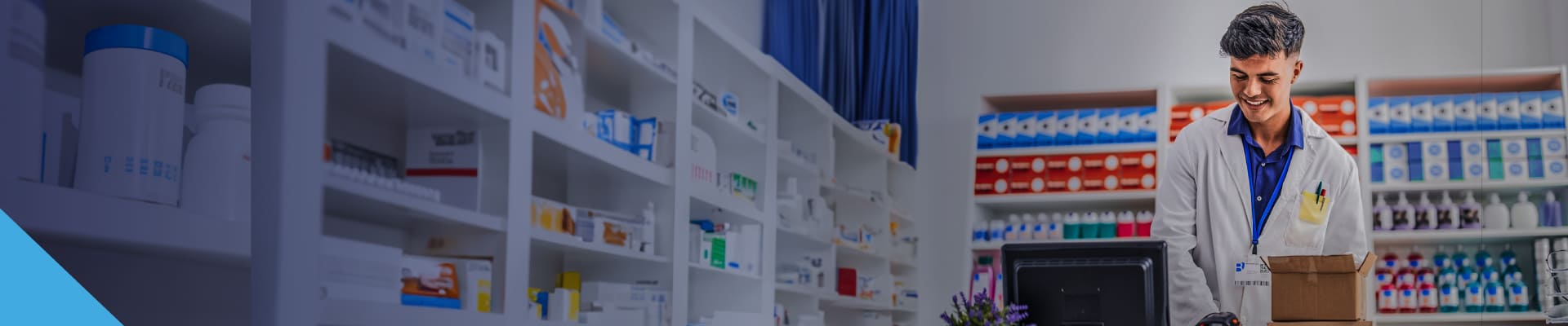 Un joven trabajando en una farmacia gracias a los programas que brinda la CET.