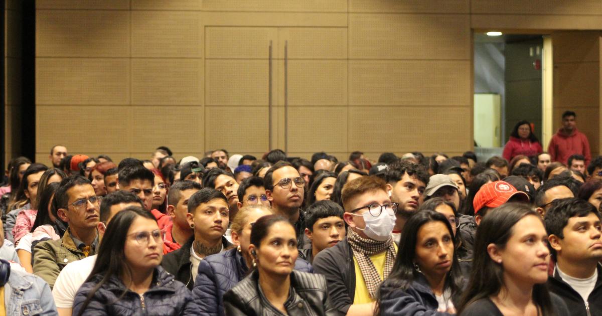 Un grupo de personas escuchan atentos los beneficios que ofrecen los nuevos programas académicos de la CET.