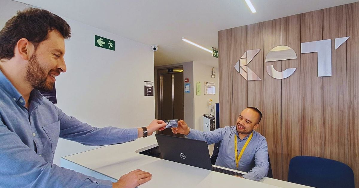 Un estudiante paga la matrícula del semestre con el cupo de su Tarjeta de Afiliación Multiservicios Colsubsidio, en las oficinas de CET. 