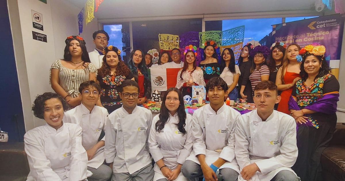 Estudiantes del Técnico Laboral en Cocina de la CET y estudiantes de la Universidad Autónoma de Hidalgo disfrazados de catrinas.