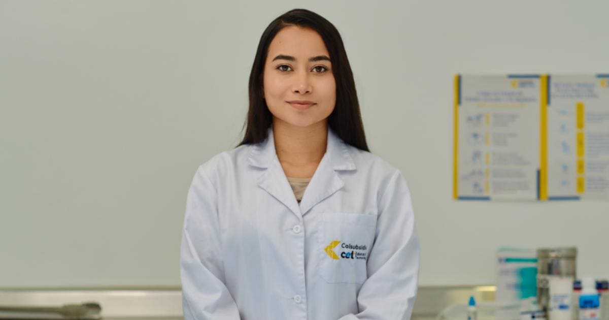 Estudiante se forma en la CET para su futuro profesional.