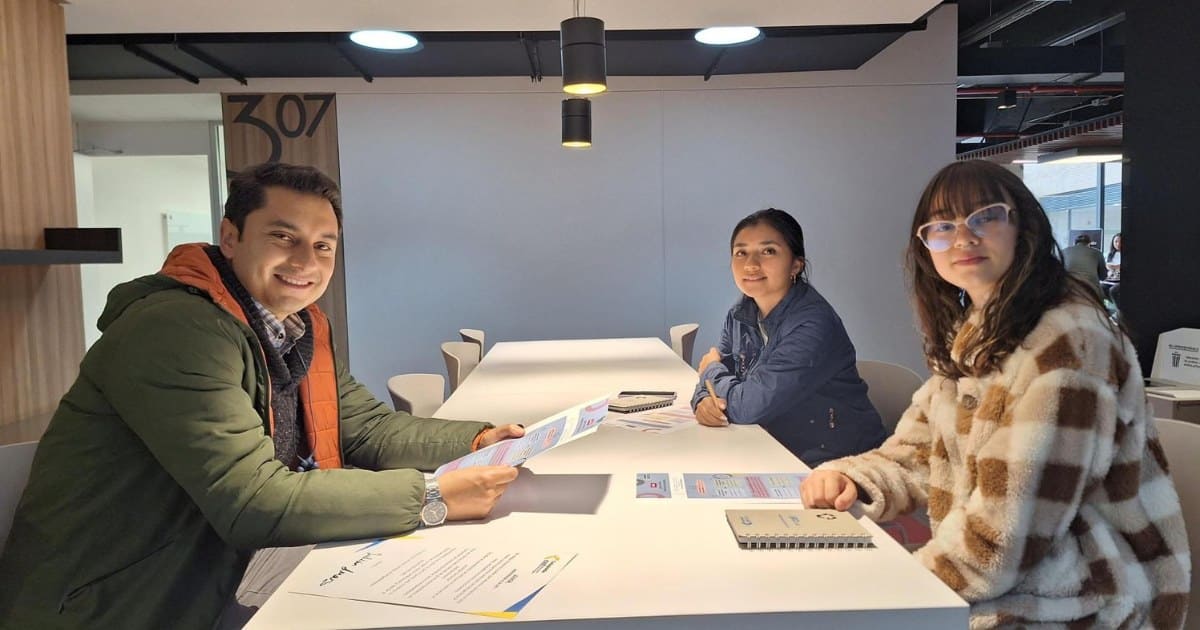 Tres jóvenes estudiando en la CET Colsubsidio. 