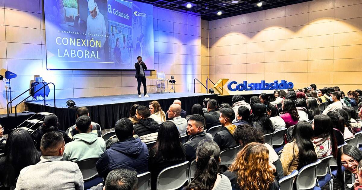 Estudiantes de la CET asisten a conferencia del programa Conexión Laboral.