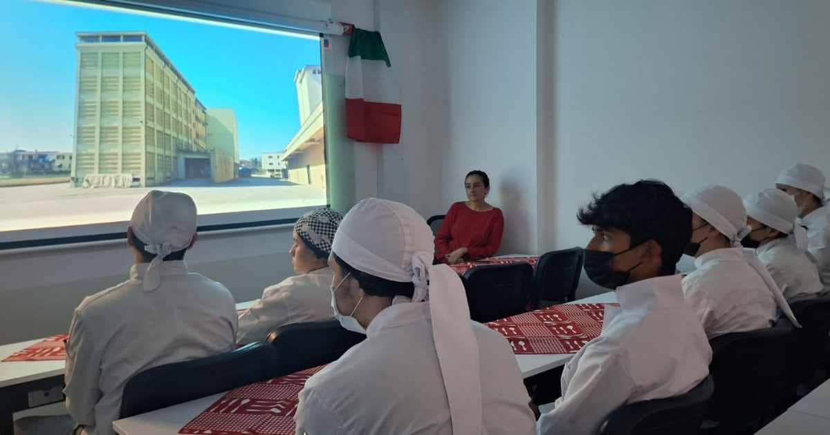 Grupo del técnico en cocina en clase de internacionalización de gastronomía italiana con el chef Paolo Parravano. 