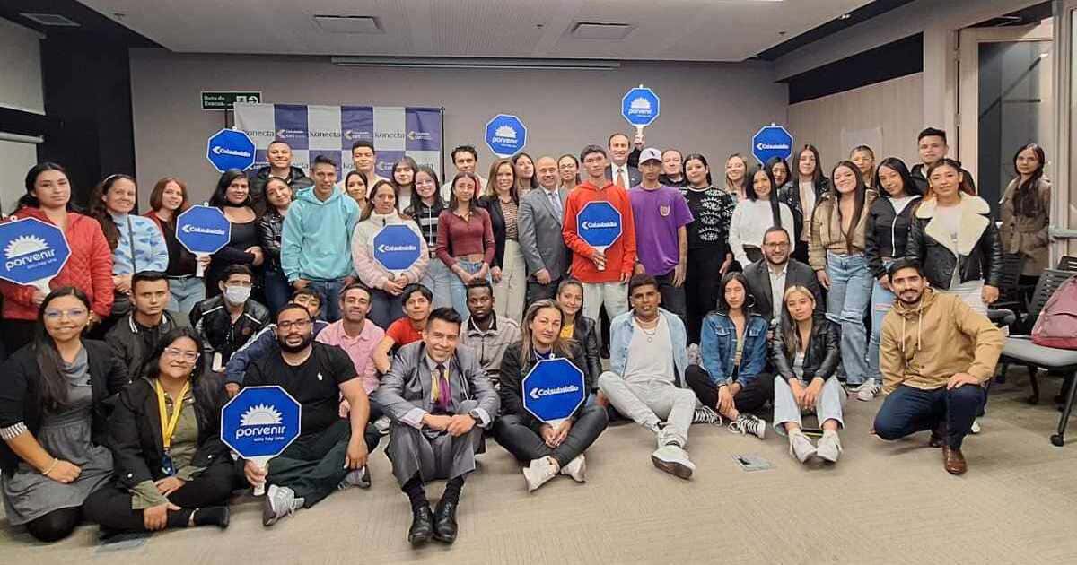 Grupo de 66 estudiantes, equipo de la CET y Porvenir. 