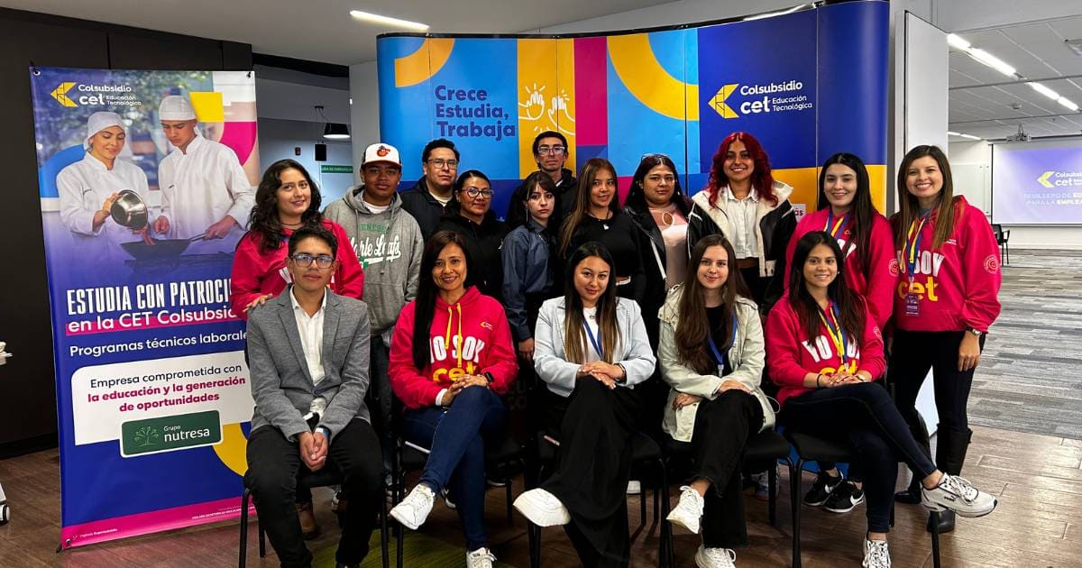 Grupo de personas en la feria de semilleros de CET Colsubsidio