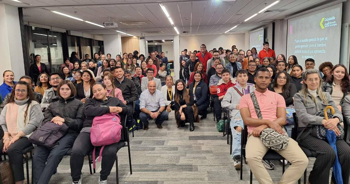 Grupo de estudiantes de último semestre de programas técnicos y tecnológicos de la CET.