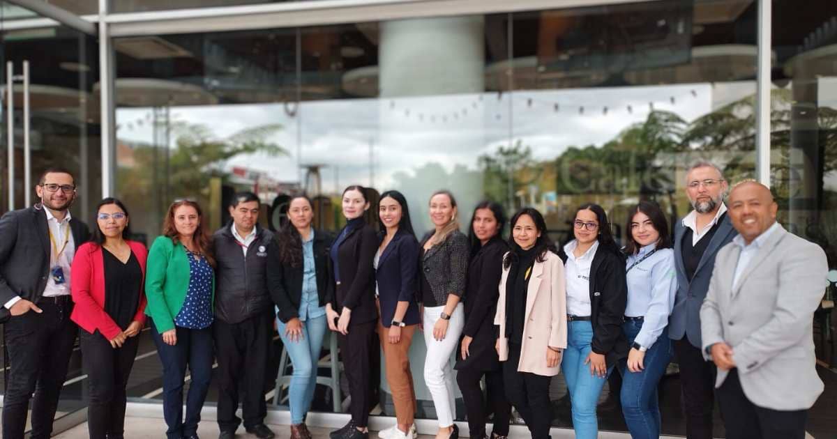 Grupo de empresarios y directivos de CET posando para la fotografía luego de sostener encuentro.