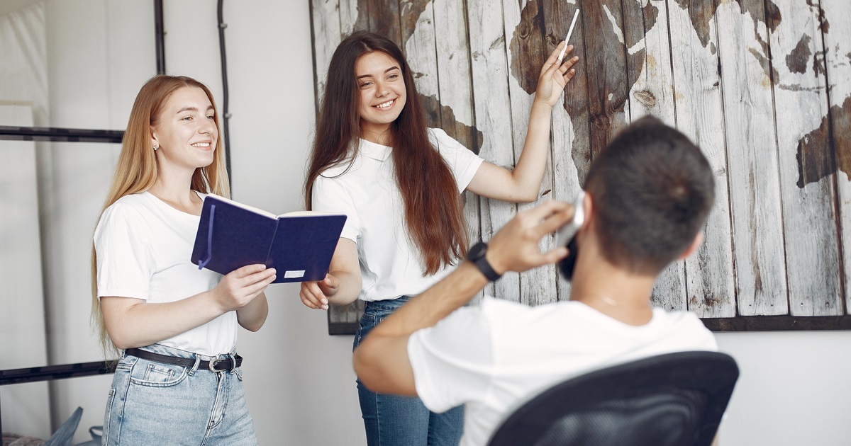 Estudiantes participan en una clase de formación técnica, exponen ideas y trabajan en equipo. 