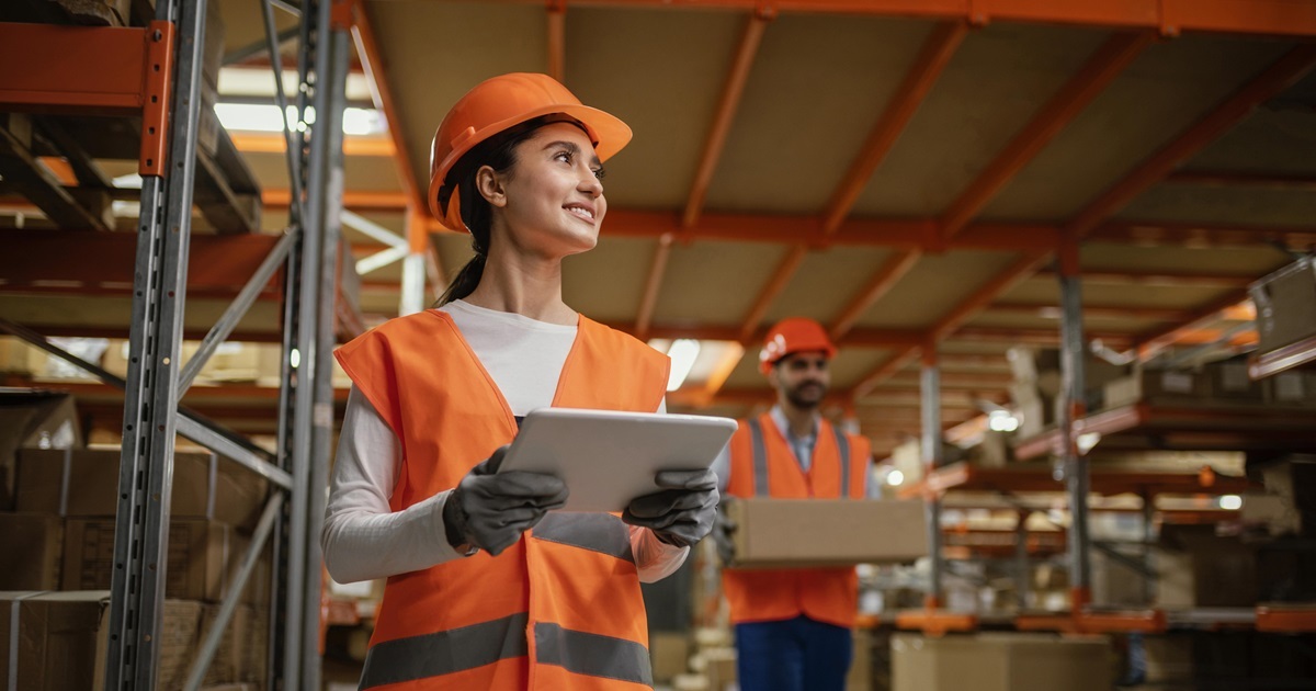 Técnica en logística trabajando en una bodega, área con oportunidades laborales para técnicos y tecnólogos.